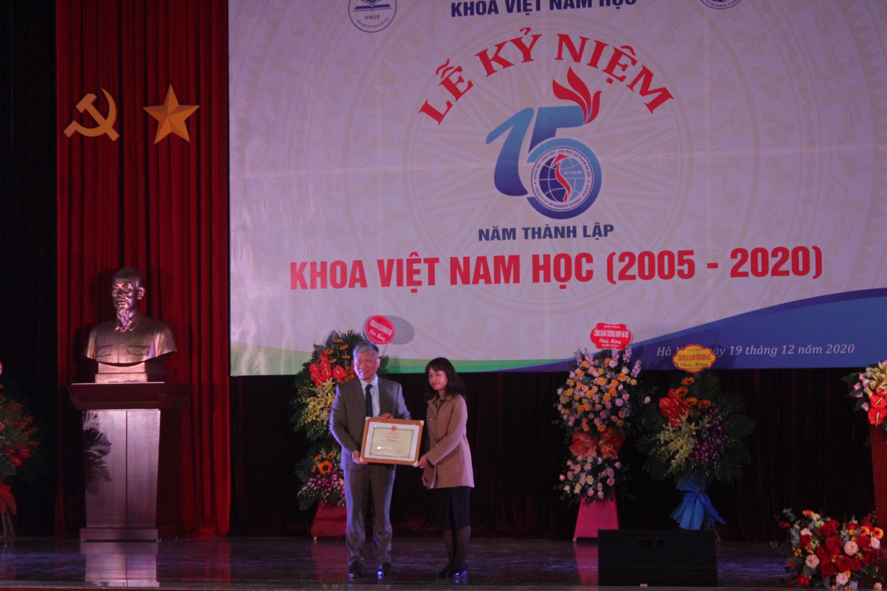 Đại diện Ban giám hiệu nhà trường trao Bằng khen cho Khoa Viêt Nam học